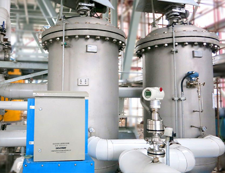 Self-cleaning water filter used in a power plant